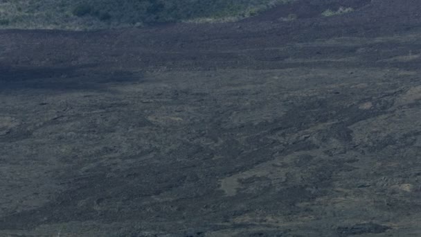 Vzdušná stará sopečná láva teče lávovou horninou Mauna Kea — Stock video