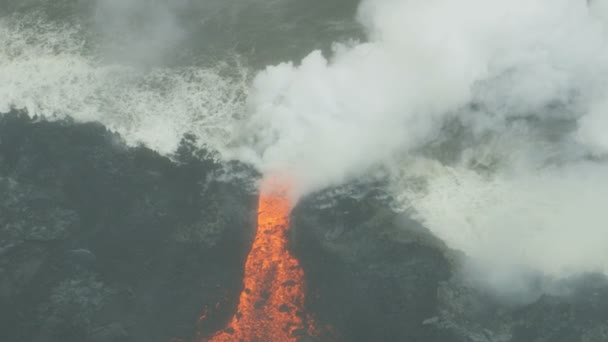 Letecký pohled červená horká magma oceán pára stoupá — Stock video