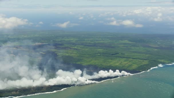 Letecký pohled Kilauea sopečná láva vstupující do Tichého oceánu — Stock video