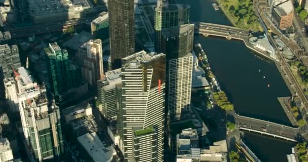 Vzdušný výhled na východ slunce Eureka Tower obytný mrakodrap Melbourne — Stock video