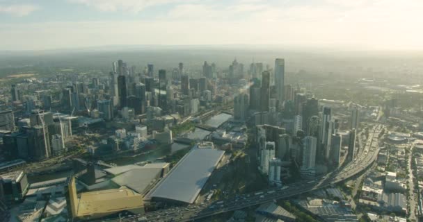 Вид с воздуха на восход солнца West Gate Freeway Melbourne — стоковое видео