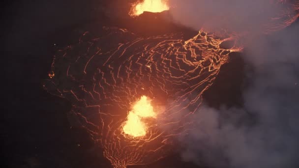 喷出热液态熔岩的空中景观 — 图库视频影像