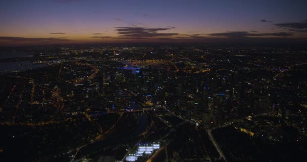Flygfoto vid solnedgången belyst stadsbild Melbourne CBD — Stockvideo