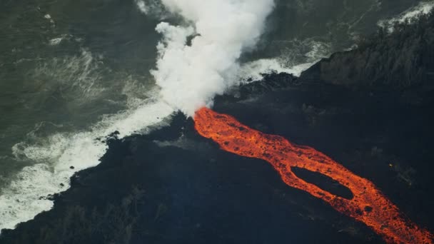 Vista aérea lava quente vermelha derramando no Pacífico — Vídeo de Stock