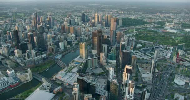 Vista de paisagem urbana aérea arranha-céus da cidade de Melbourne ao pôr do sol — Vídeo de Stock