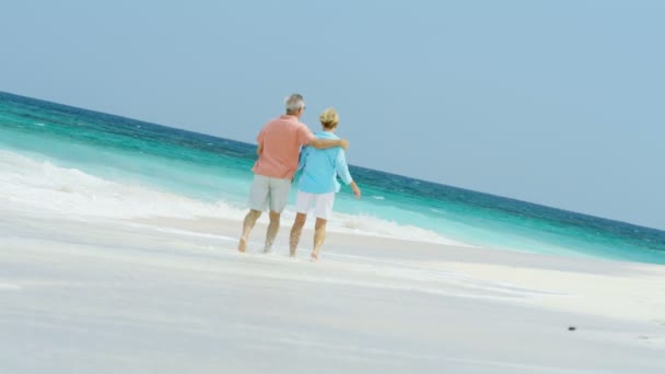 Couple d'âge mûr jouissant ensemble sur la plage tropicale Bahamas — Video
