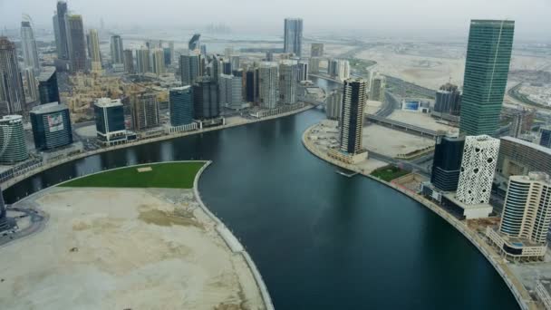 Luchtfoto uitzicht op de stad Binnenstad wolkenkrabbers Business Bay Dubai — Stockvideo