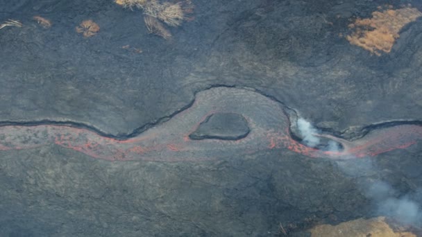 Vista aérea de erupción de roca de lava líquida caliente — Vídeo de stock