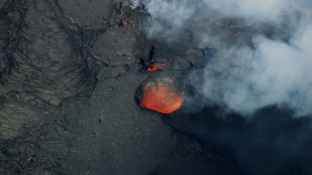 Kaynayan volkanın havadan görünüşü, sıcak lav. — Stok video