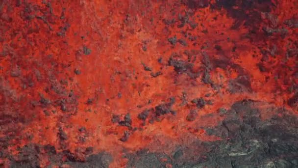 Vista aérea lava fundida caliente roja volcán en erupción — Vídeo de stock