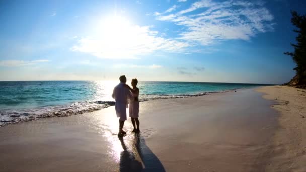 Silueta milujících seniorů tančících na pláži Bahamy — Stock video
