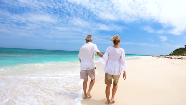 Volwassen paar het hebben van plezier op strand vakantie Bahama 's — Stockvideo