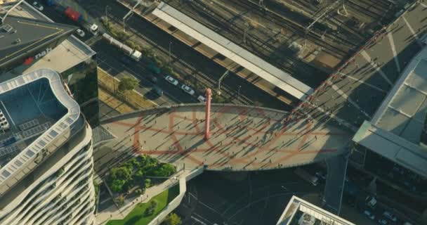 Luchtfoto zonsopgang uitzicht Southern Cross Station pendelaars Melbourne — Stockvideo