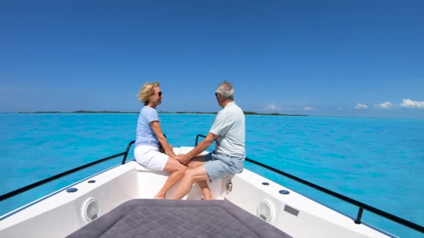 Pečlivý muž a žena senioři na plachetnici Bahamy