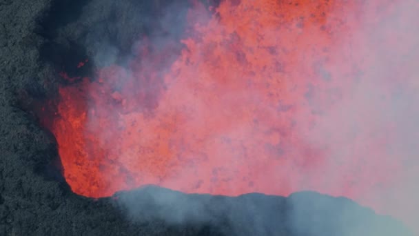 Vue aérienne volcan actif de gaz de lave sulfureux en ébullition — Video