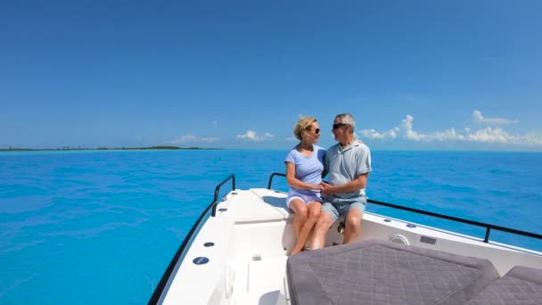 Pareja caucásica jubilada activa en velero al aire libre Bahamas — Vídeos de Stock