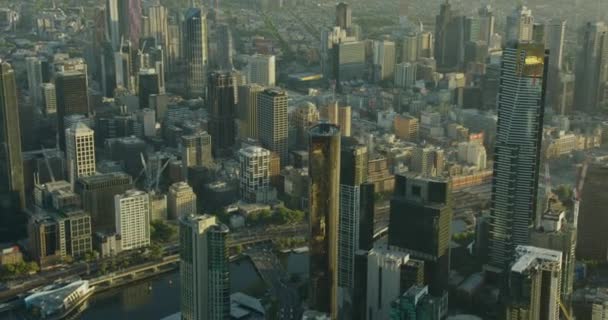 Letecký pohled na východ slunce mrakodrapy Melbourne City panorama — Stock video