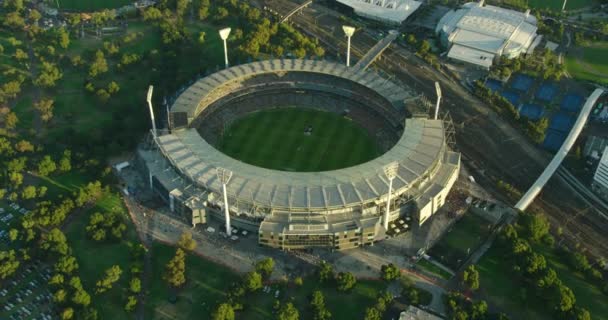 Vista aérea al atardecer Melbourne Cricket Ground sports stadium — Vídeos de Stock