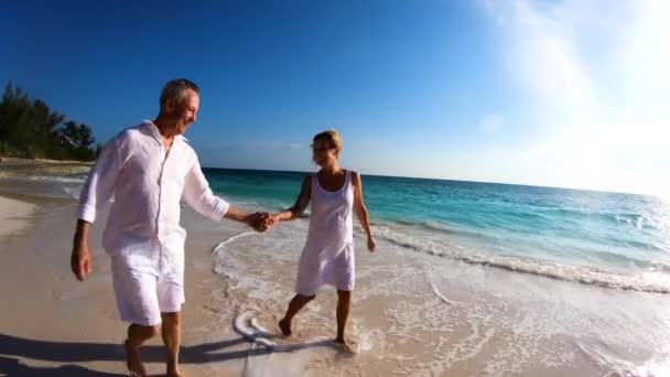 バハマのビーチ屋外で素足で踊る高齢者 — ストック動画