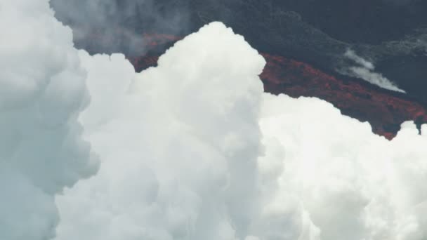 Fiume aereo di lava vulcanica attiva che scorre in mare — Video Stock