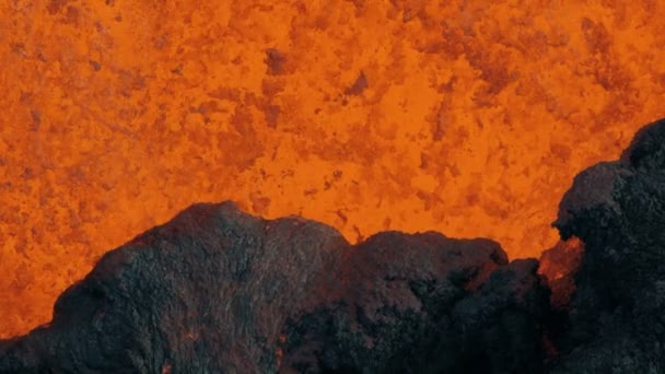 Vista aérea roca de lava caliente solidificándose en el aterrizaje — Vídeo de stock