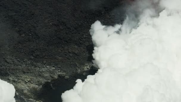 Fiume aereo di lava vulcanica attiva che scorre in mare — Video Stock