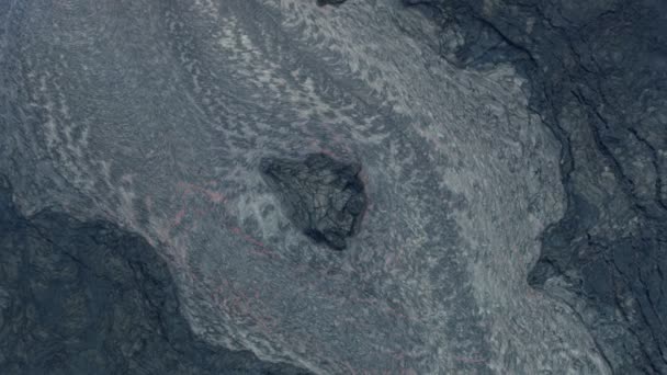 Letecký pohled horké magma tekoucí z zemské kůry — Stock video