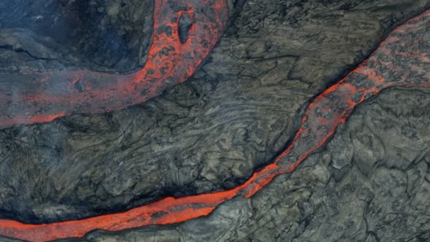 Luchtfoto van koeling natuurlijke rode hete lava — Stockvideo