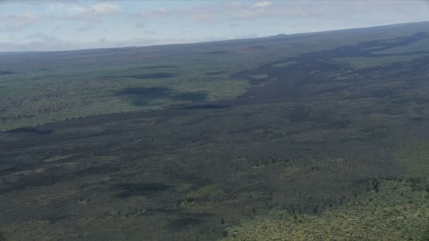 Vzdušná stará sopečná láva teče lávovou horninou Mauna Kea — Stock video