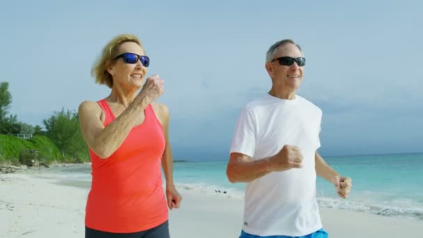 健康的なシニア白人カップルスピード一緒にカリブ海を歩く — ストック動画