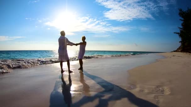 Silhouette eines reifen Paares tanzt am Strand der Bahamas — Stockvideo