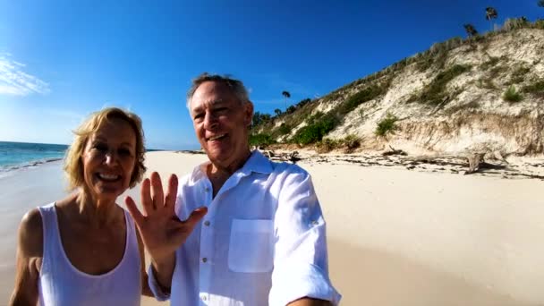 Retrato de casal maduro fazendo vídeo diário Bahamas — Vídeo de Stock