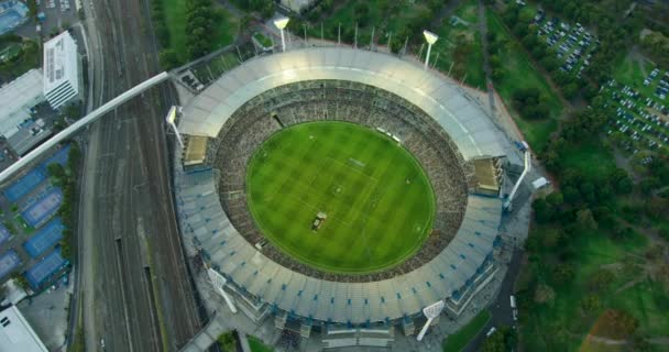 Vista aérea torre de luz iluminada Melbourne Cricket Ground — Vídeo de stock