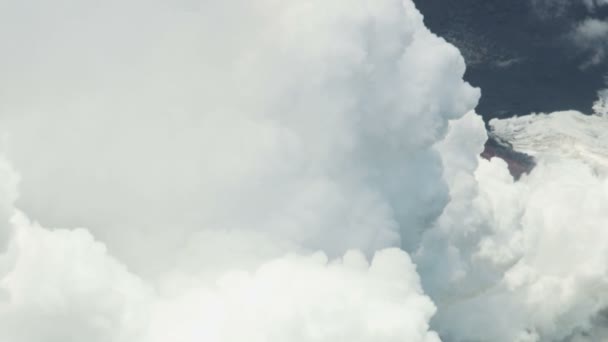 Pemandangan udara sungai lava vulkanik mengalir ke laut — Stok Video