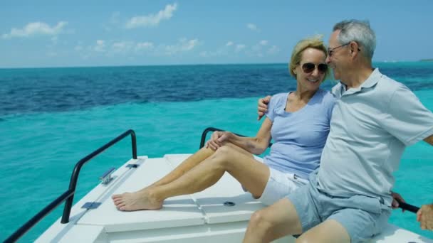 Gammal make hustru seglar Karibiska öarna pensionering fritid — Stockvideo