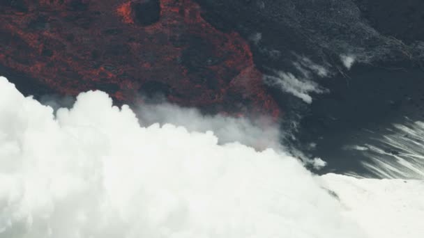 Εναέρια ποταμός ενεργού ηφαιστειακής λάβας που ρέει θάλασσα — Αρχείο Βίντεο