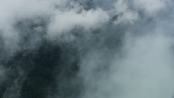 Вид с воздуха низкие облака зеленый ландшафт Kilauea Гавайи — стоковое видео