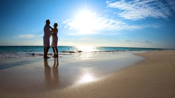 Sylwetka kochających się seniorów tańczących na plaży Bahamy — Wideo stockowe