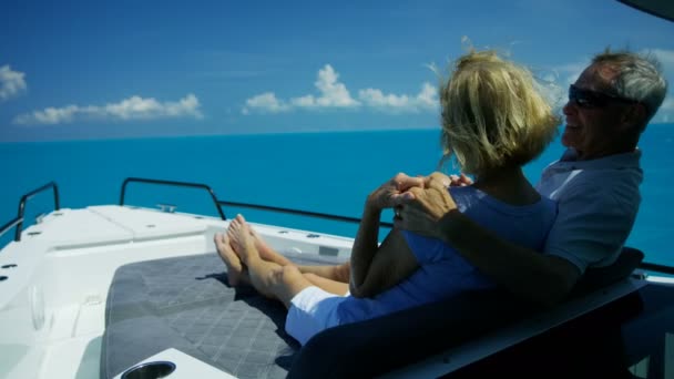 Gammal make hustru seglar hav hälsosam pensionering leva — Stockvideo