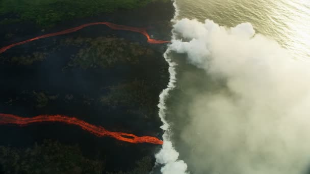Вид с воздуха на расплавленную лаву, льющуюся в Тихий океан — стоковое видео