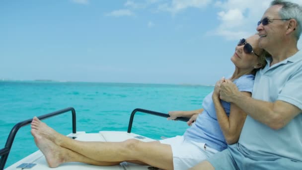 Loving senior pareja estadounidense yate de vela Islas Bahamas — Vídeos de Stock