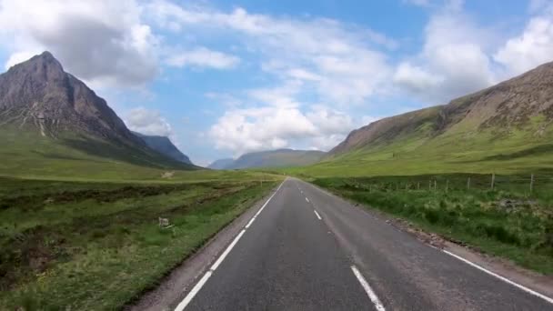 POV jet kolem Buachaille Etive Mor řeka Coe — Stock video