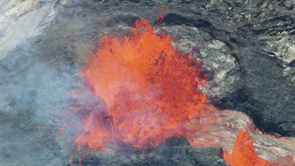 Aeronáutica de vulcão ativo gases tóxicos sulfurosos em erupção — Vídeo de Stock