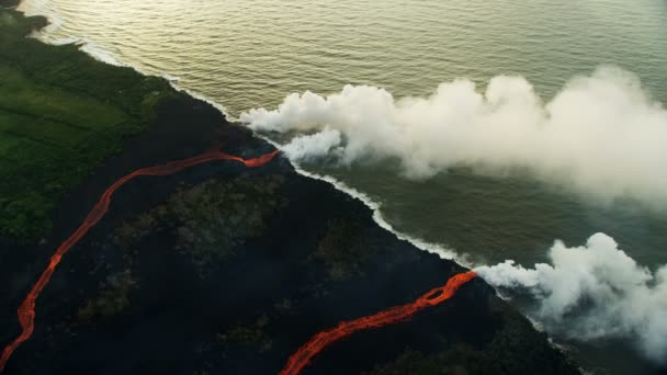 Vista aérea lava caliente roja que vierte en el Pacífico — Vídeos de Stock