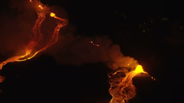 Luchtfoto rood hete lava gieten in de Stille Oceaan — Stockvideo