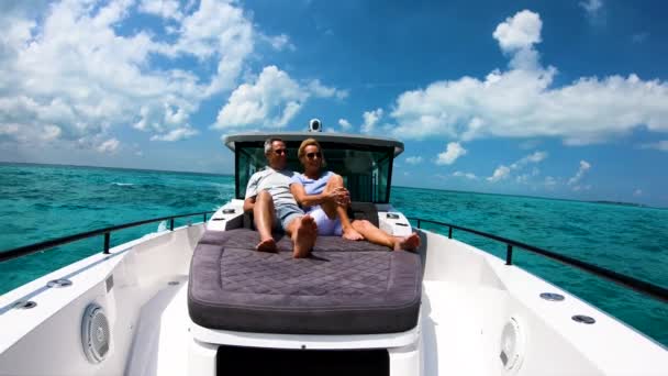 Gezonde senioren rustend op luxe zeilboot Bahama 's — Stockvideo