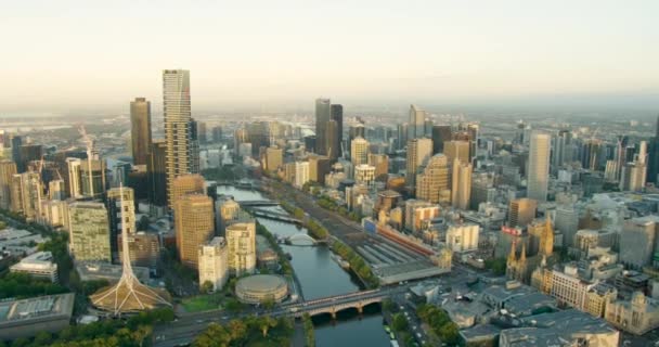 Fra luften solopgang udsigt Melbourne CBD langs Yarra River – Stock-video