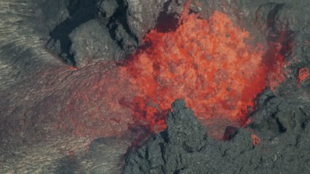 Luchtfoto van actieve vulkaan die rood heet magma uitbarst — Stockvideo