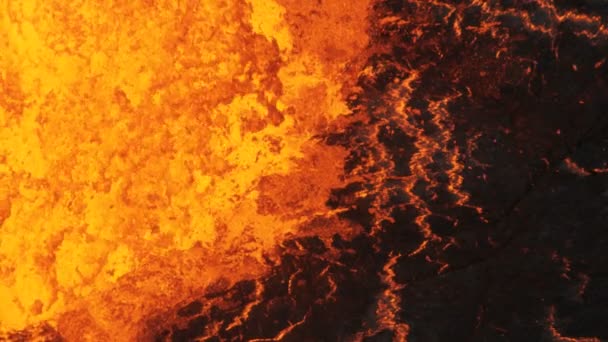 Vista aerea magma caldo versando dalla crosta terrestre — Video Stock