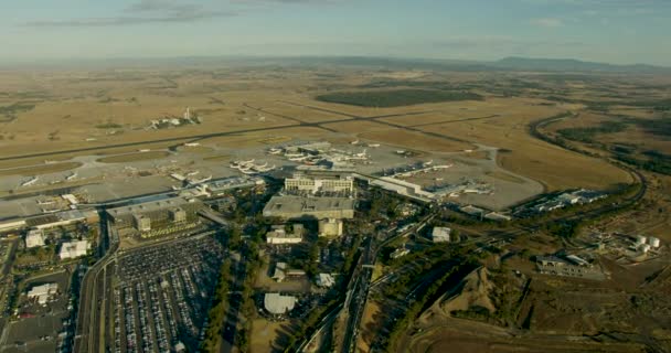Luchtfoto zonsopgang uitzicht Melbourne luchthaven terminals en vliegtuigen — Stockvideo